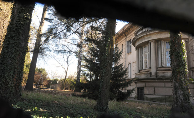 Јованкина вила труне док се чека оставина